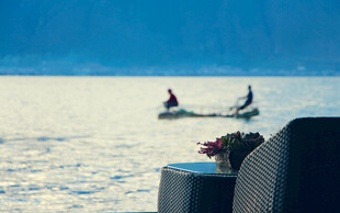 湖畔休闲时光 双人泛舟景