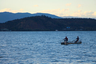 湖畔小舟上的悠然二人