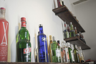 多彩酒瓶陈列于架上