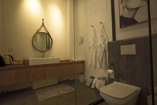 简约现代风格的卫生间一角