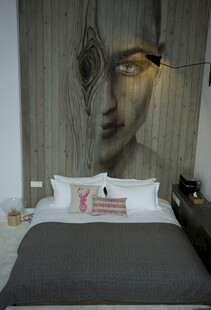 个性人脸壁画装饰的卧室