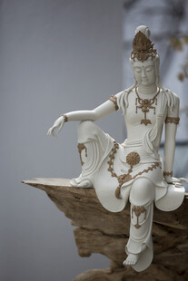 优雅坐姿的精美佛像雕塑