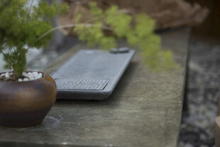 古朴桌面的盆栽与电子设备