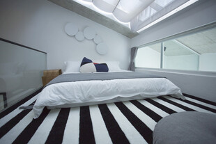 现代简约风黑白条纹卧室