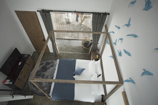 室内装饰中飞舞的蓝色元素