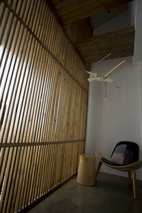 竹制隔断旁的简约休闲角落