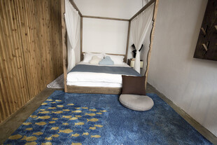 简约风卧室 蓝黄相间地垫