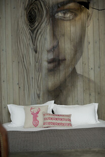 艺术风墙面装饰的舒适床榻