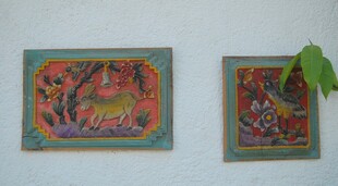 两幅精美装饰画挂于墙