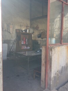 老旧破败的室内场景