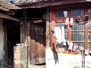 老旧乡村房屋 晾晒着衣物