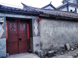 古朴乡村老屋的红色大门