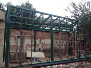 搭建中的绿色钢结构建筑