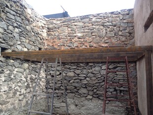 石砌建筑施工场景