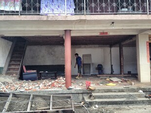 房屋底层遭破坏场景