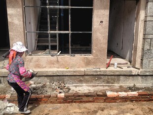 女工人专注于房屋施工