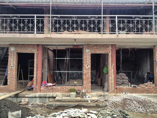 在建中式两层民居