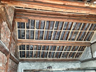 老旧木质阁楼天花板