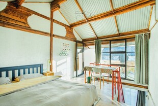 简约木质风温馨卧室空间