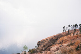 山顶人影 尽显自然之壮阔