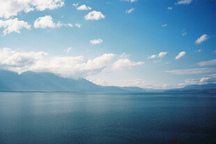 宁静湖面与远处山峦美景