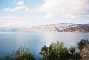 湖畔风光 山水相映成趣