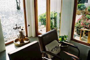 窗边休闲角落与绿植摆件