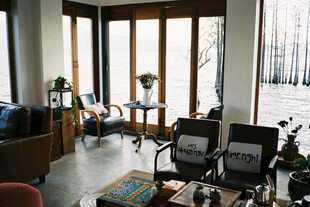 现代简约风温馨客厅一角