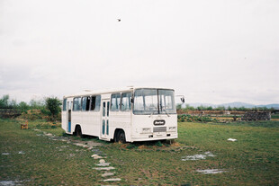 田野中的老式白色公交车