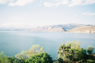 湖畔青山绿树风景如画