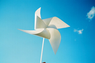 蓝天中的白色纸风车