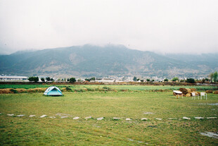 草原风光 远处山峦与帐篷