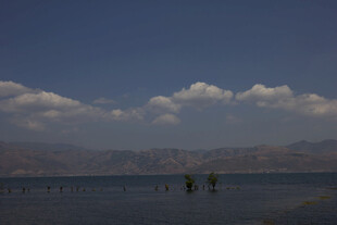 湖畔远景 云下宁静风光