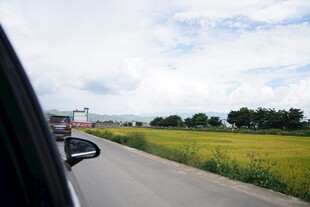 车窗外的田野公路风景
