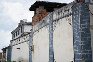 老旧砖墙建筑外观