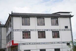 传统风格白色多层建筑