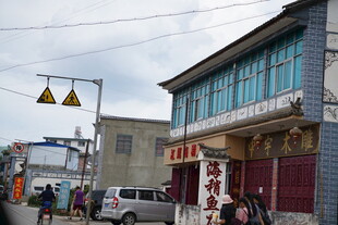 小镇街边店铺与往来行人