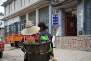 乡村街头背竹筐的劳作妇女