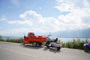 公路边的红色卡车与摩托车