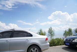 路边停放的两辆汽车