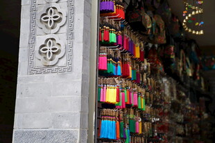 古雅装饰旁的多彩文具架