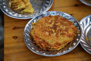 美味煎饼置于金属盘中