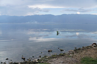 湖畔风光 宁静水面与远山