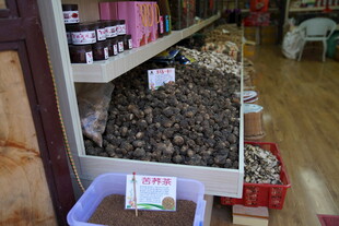 货架上的多样商品陈列