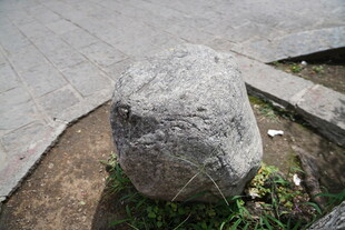 路边刻字石头特写