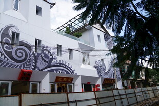 涂鸦装饰的独特白色建筑