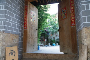 古宅门洞望绿意景致