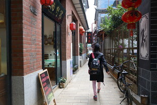 女孩漫步古巷赏中式风情