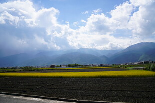 田园风光中的蓝天白云远山