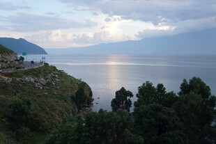 湖畔美景 绿树环绕的宁静